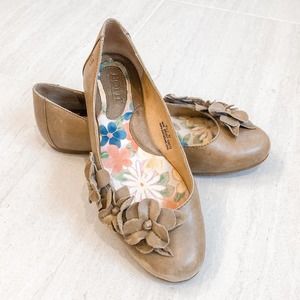 Born Genuine Leather Brown Floral Flats Size 6.5